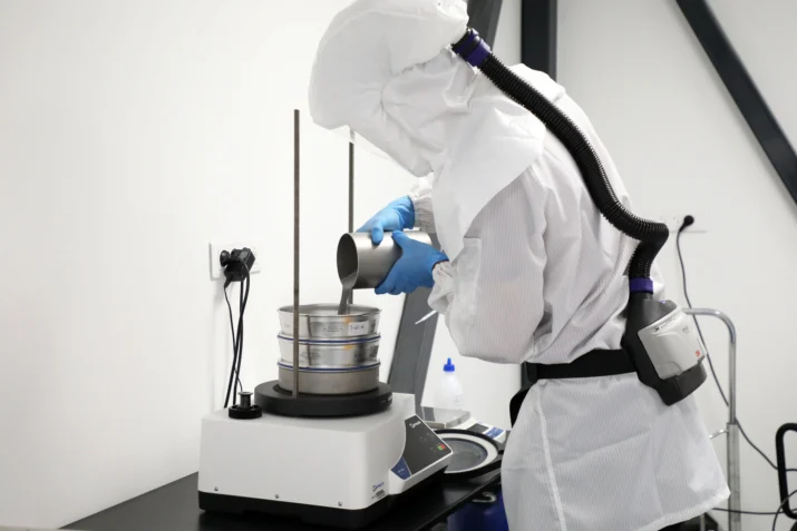 Notre ingénieur ACNIS versant de la poudre métallique pour fabrication additive