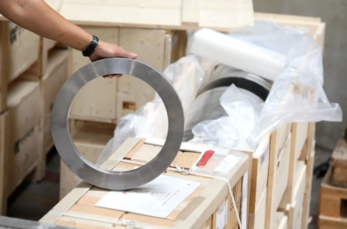 cercle en acier sorti de son emballage