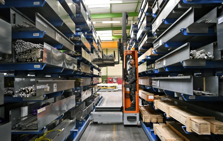 une mise en rayon de barre de métal dans le stock acnis